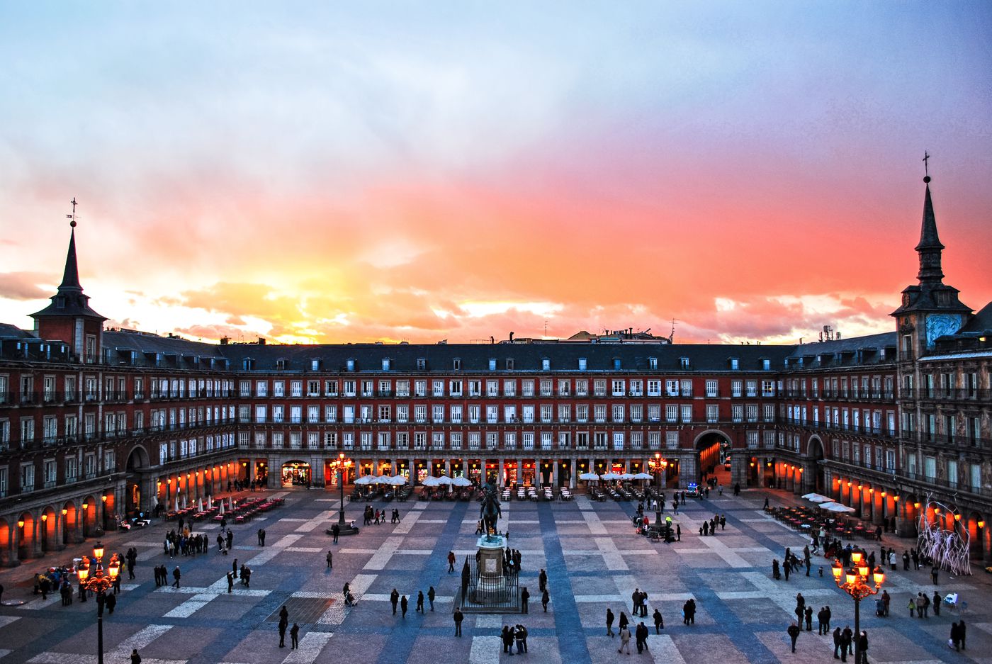 Plaza_Mayor_de_Madrid_02-s